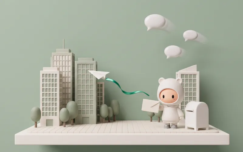 Samantha, la agente de WITS, en una plaza de una ciudad en miniatura junto a un buzón, con un sobre en la mano, mientras un avión de papel vuela hacia un edificio.
